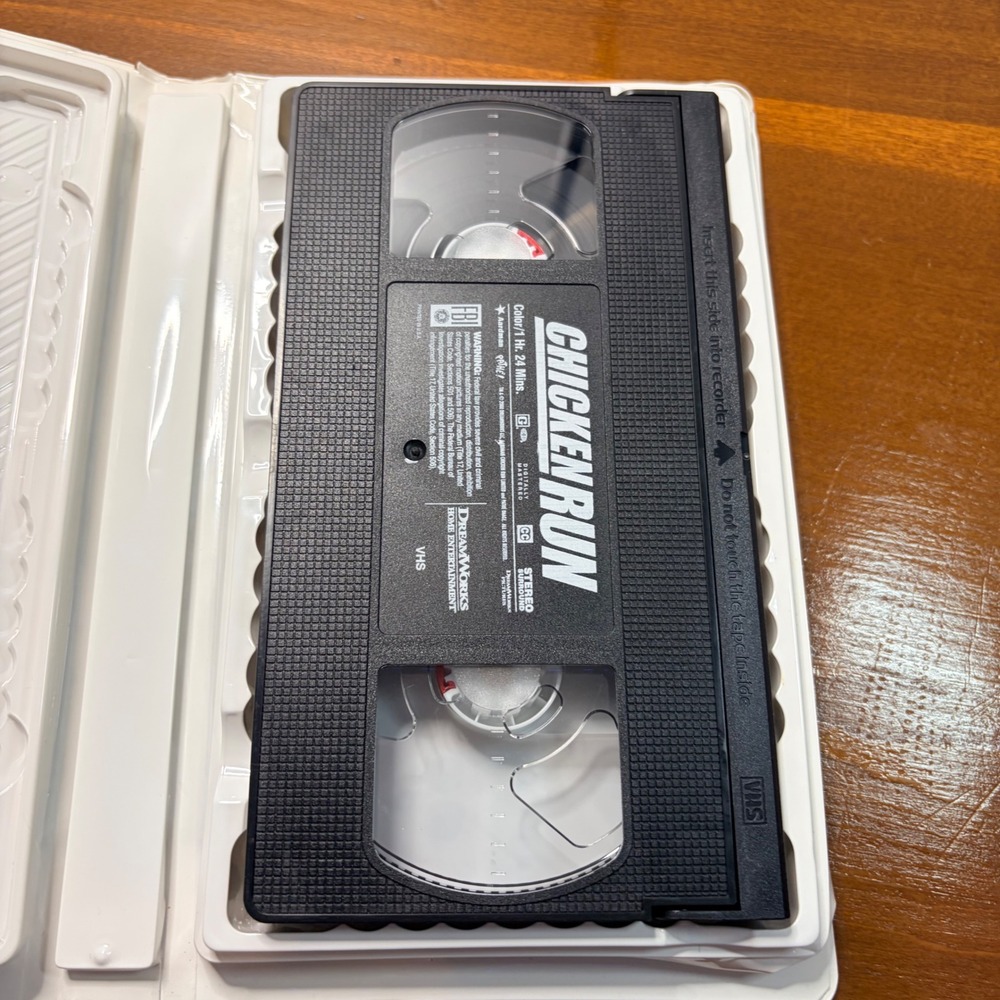 Chicken Run VHS Movie DreamWorks 2000 Clamshell Case Animated Comedy G Rated - Picture 2 of 5